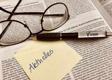 Aktuelles Auf einer Zeitung liegen eine Lesebrille, ein Kugelschreiber und eine post-it Notiz mit der Aufschrift 'Aktuelles'