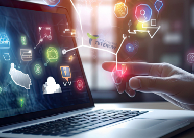 Kundenportal rechte Hand bedient Laptop mit digitalen Symbolen -  Stadtwerke Teterow visualisieren moderne Online-Dienste und digitale Vernetzung